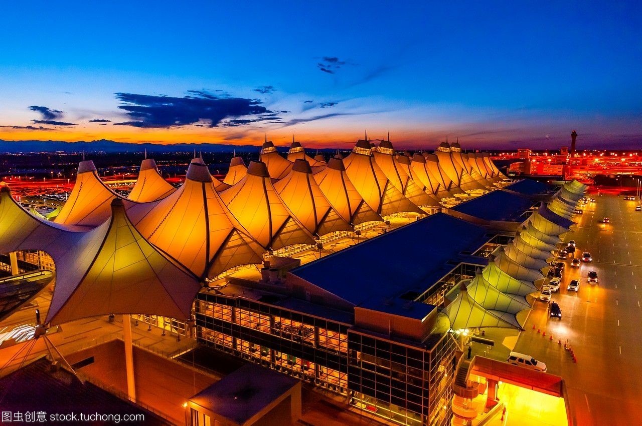 Jeppesen终端丹佛国际机场美国科罗拉多州丹佛市左边的洛矶山脉。帐篷像屋顶是为了像雪山。
